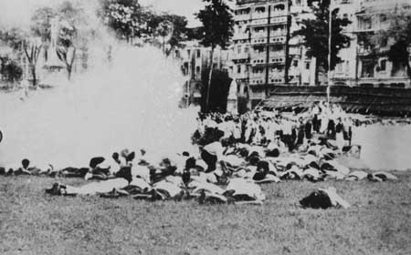 The gassing of the crowd by the police, Bombay(Mumbai), 9th August, 1942.jpg